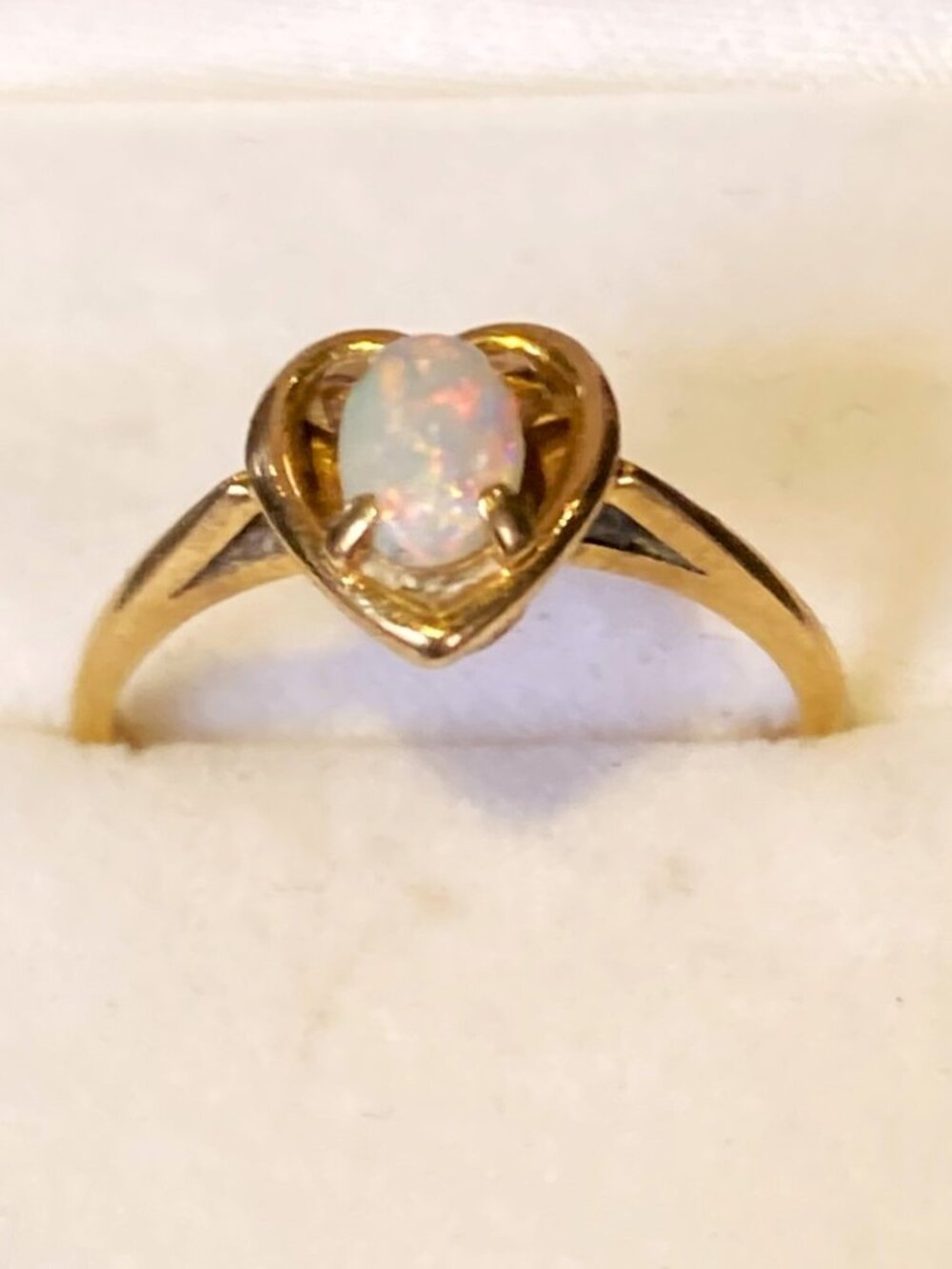 Exquisite vintage 14k gold ring with genuine opal in heart-shape setting: size 6